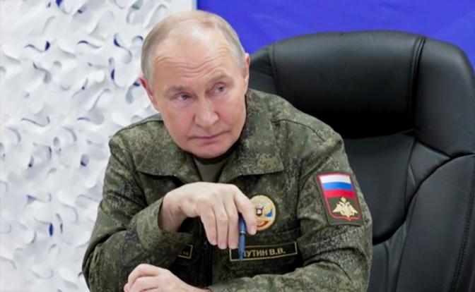 На фото: президент РФ Владимир Путин во время совещания в одном из командных пунктов группировки "Запад".