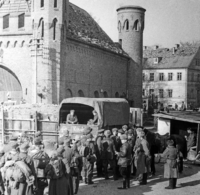 На фото: немецкие солдаты, сдающиеся в плен у Закхаймских ворот после взятия Кенигсберг советскими войсками во время Восточно-Прусской операции в ходе Второй мировой войны, 1945 год.