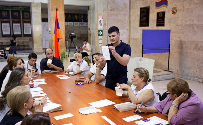 На фото: во время подсчета голосов на выборах в парламент, Ереван, Армения.