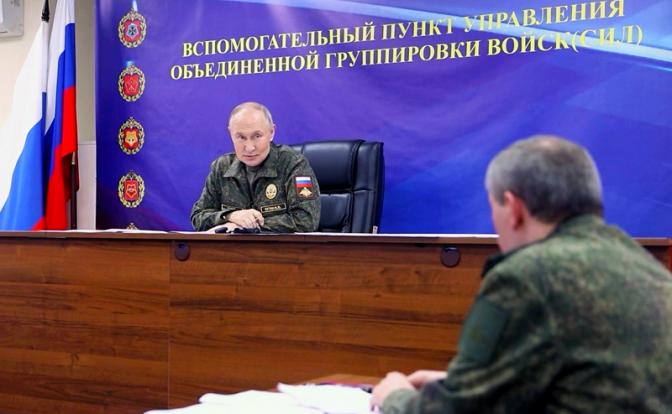 На фото:  президент России — Верховный Главнокомандующий Вооруженными Силами РФ Владимир Путин (слева) на встрече с первым заместителем министра обороны/начальником Генштаба Валерием Герасимовым в связи с его визитом на командный пункт.