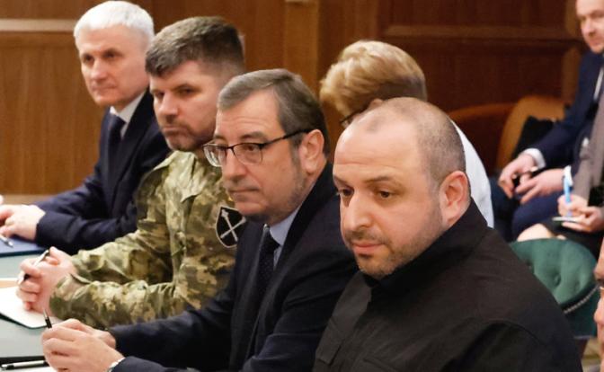 На фото: секретарь Совета национальной безопасности и обороны (СНБО) Рустем Умеров, замначальник Главного управления разведки (ГУР) Минобороны Украины Вадим Скибицкий и начальник Генштаба ВСУ Андрей Гнатов (справа налево).