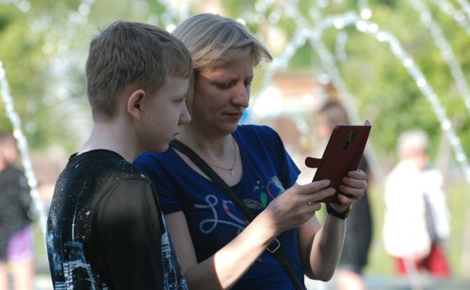 Стало известно, имеют ли право родители просматривать переписки детей