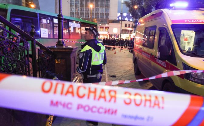 На фото: место аварии с участием автобуса в центре Екатеринбурга, Свердловская область.