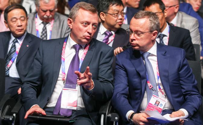 На фото: и.о. министра образования Новосибирской области Сергей Нелюбов и временно исполняющий обязанности заместителя губернатора Новосибирской области Юрий Петухов (слева направо) на пленарном заседании "Притяжение талантов", 2018 год.