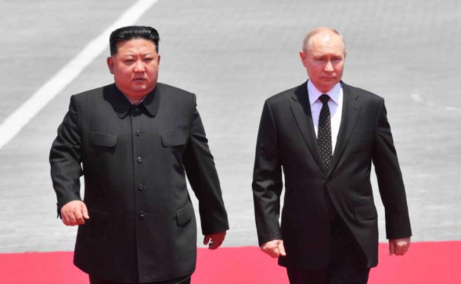 На фото: лидер КНДР Ким Чен Ын и президент России Владимир Путин.