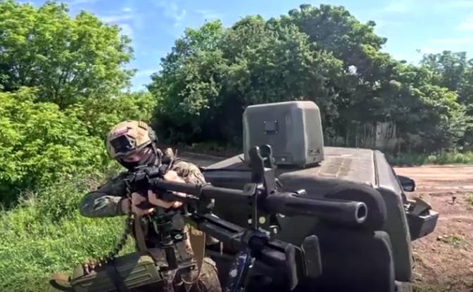 На фото: расчеты мобильных огневых групп отражают атаки дронов боевиков ВСУ.