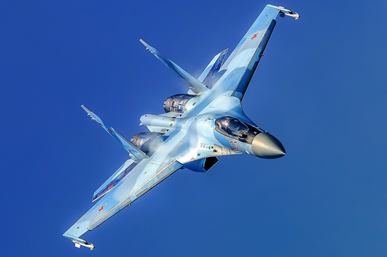 На фото: боевой маневр истребителя Су-35С.