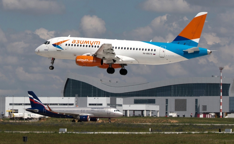 На фото: самолет Sukhoi Superjet 100.