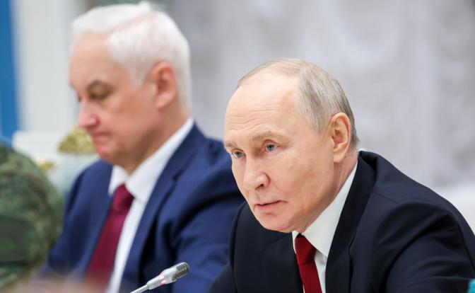 На фото: президент РФ Владимир Путин и министр обороны РФ Андрей Белоусов (справа налево).