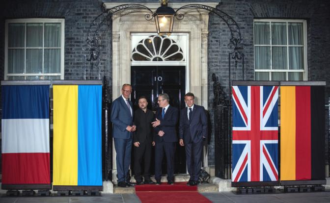 На фото: канцлер Германии Фридрих Мерц (слева), президент Украины Владимир Зеленский (в центре), премьер-министр Великобритании Кир Стармер (в центре) и президент Франции Эммануэль Макрон (справа) после встречи на Даунинг-стрит в Лондоне.