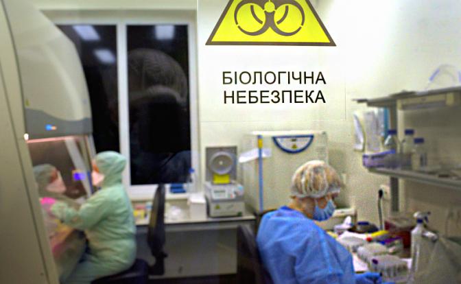 На фото: символ биологической опасности виден на двери бактериологической лаборатории, Украина.