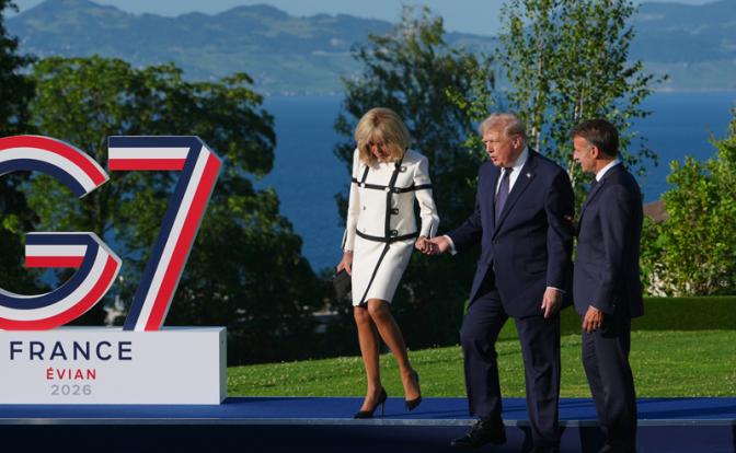 На фото: президент США Дональд Трамп беседует с президентом Франции Эммануэлем Макроном и первой леди Брижит Макрон на саммите G7 в Эвиан-ле-Бен, Франция, накануне приезда Зеленского.