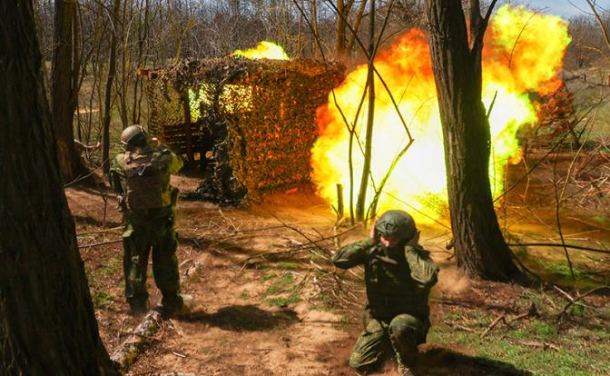 На фото: военнослужащие артиллерийского подразделения группировки войск "Днепр" во время работы расчета гаубицы Д-30 в зоне СВО.
