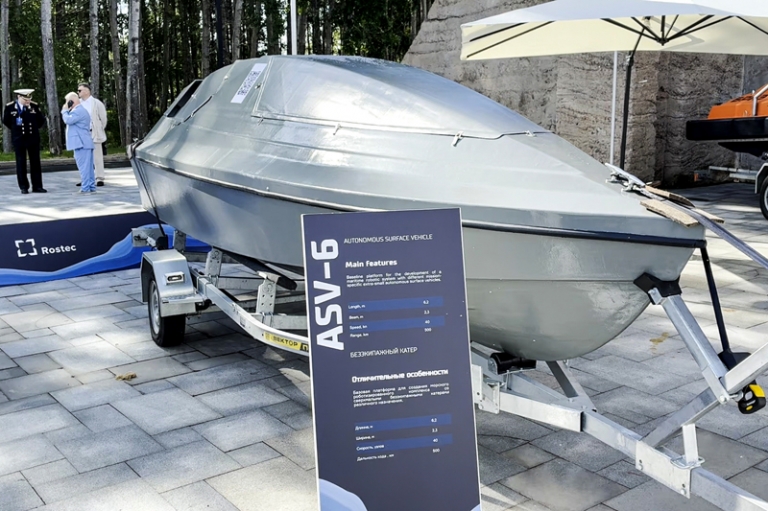 На фото: отечественный безэкипажный катер "БЭК-6" для Военно-морского флота на Международном военно-морском салоне (МВМС) "Флот-2026".