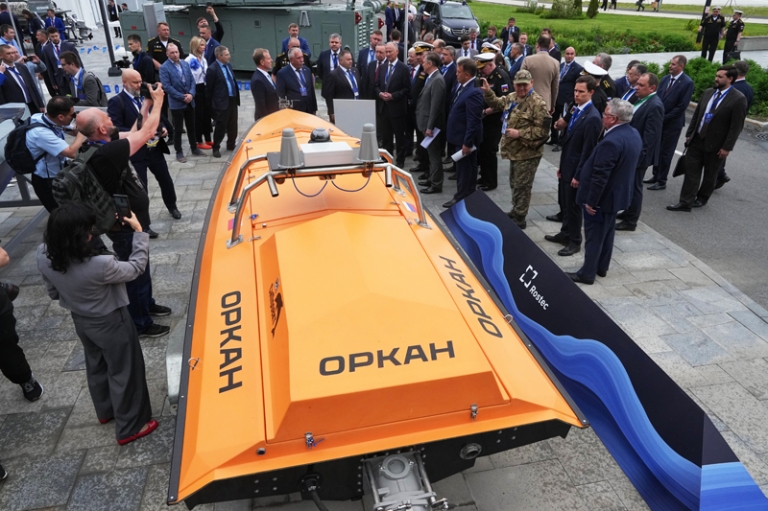 На фото: беспилотный катер "Оркан" на Международном военно-морском салоне (МВМС) "Флот-2026".