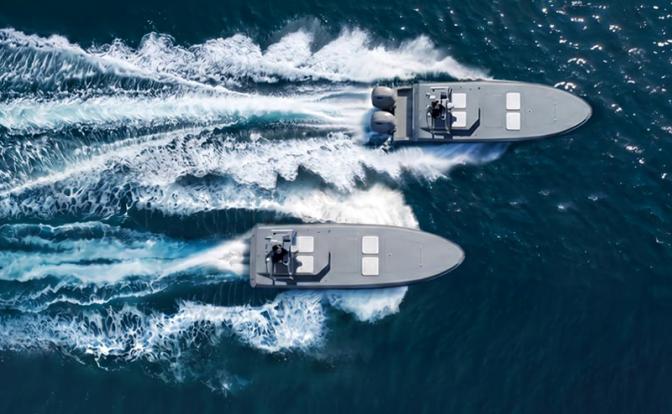 На фото: на Международном военно-морском салоне «ФЛОТ-2026» ZALA представила модификации многофункционального безэкипажного катера «КАМА».