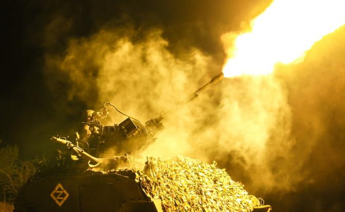 На фото: зенитная установка ЗУ-23-2 во время защиты воздушного пространства.