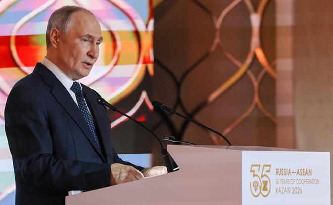 На фото: президент РФ Владимир Путин на церемонии официальной встречи глав делегаций - участников V Саммита Россия - АСЕАН