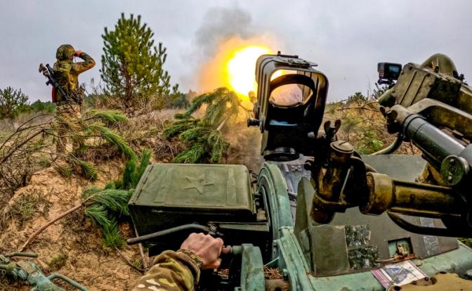 На фото: военнослужащие подразделения противовоздушной обороны ВДВ во время работы расчета 23-мм зенитной установки ЗУ-23.