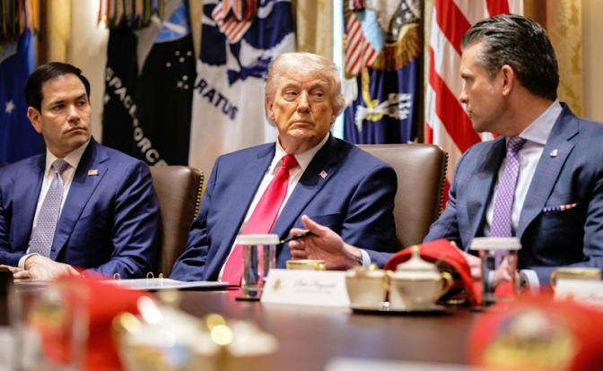 На фото: президент США Дональд Трамп (в центре) и госсекретарь США Марко Рубио (слева) слушают выступление министра обороны США Пита Хегсета (справа) во время заседания кабинета министров в Кабинетной комнате Белого дома в Вашингтоне.