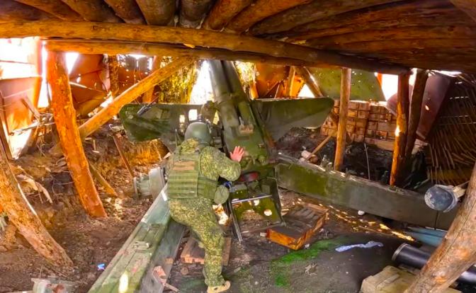 На фото: артиллеристы 1442-го гвардейского мотострелкового полка 6-й мотострелковой дивизии «Южной» группировки войск уничтожили пункт временной дислокации ВСУ в Константиновке.