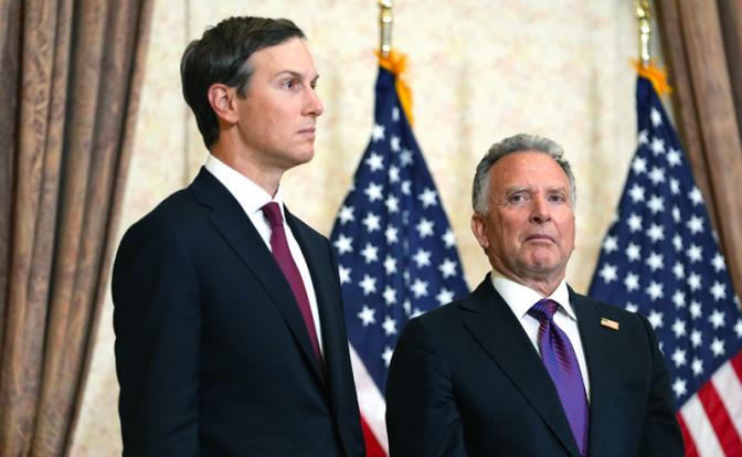 На фото: спецпосланники президента США Джаред Кушнер и Стивен Уиткофф (слева направо)