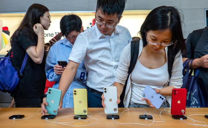 На фото: продажа iPhone 11 в Шанхае, Китай, 2019 год.