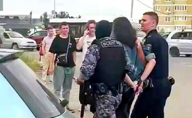 На фото: задержание нападавшего на посетителей в ТЦ в Краснодаре.