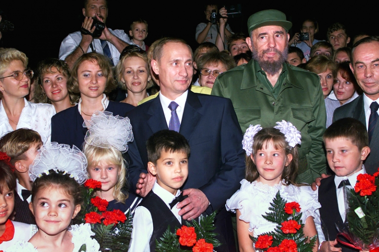 На фото: президент России Владимир Путин и кубинский лидер Фидель Кастро во время посещения Радиоэлектронного центра министерства обороны России в Лурдесе. Приветствуя военнослужащих центра и их семьи, российский президент отметил важность работы центра. "Эти результаты нужны не только военным, но и политическому руководству страны, - отметил президент. - Особенно сегодня, когда Россия постепенно, но твердо и уверенно встает на ноги". 2000 год.