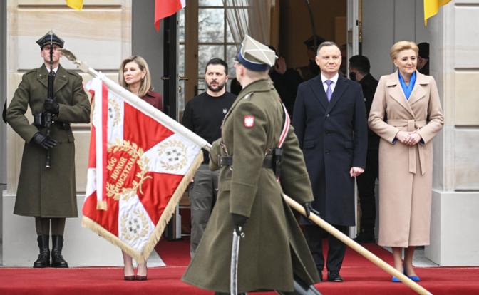 На фото (справа налево): президент Польши Анджей Дуда и президент Украины Владимир Зеленский с супругами во время встречи в Варшаве, 2023 год.