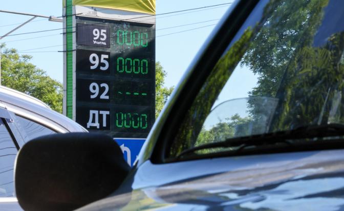 На фото: табло с нулями вместо цен на азс, означающее отсутствие топлива в продаже, Республика Крым.