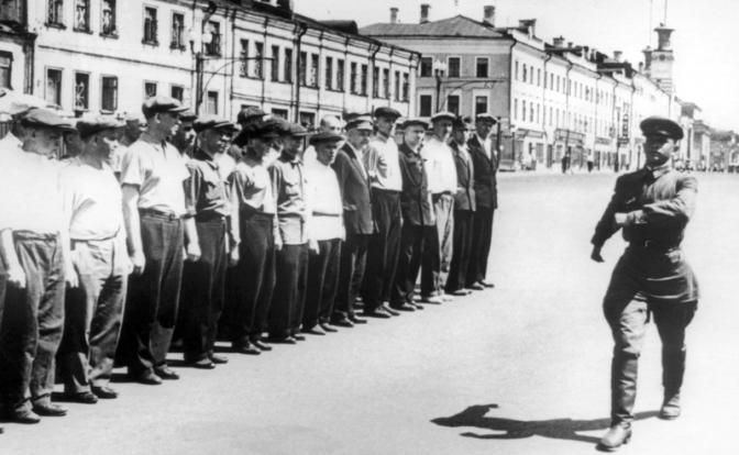 На фото: лейтенант Красной Армии И. Ф. Третьяк, занимающийся обучением ополченцев при подготовке к обороне города во время Великой Отечественной войны, 1941 год.