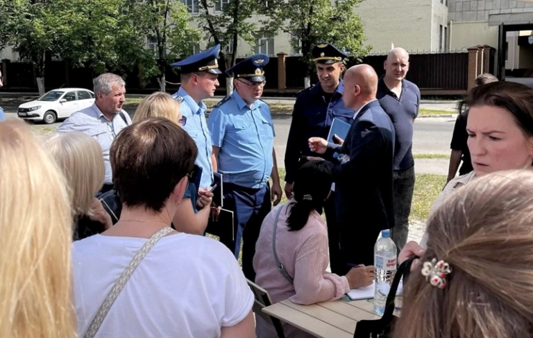 На фото: прокуратурой области организован выездной прием для оказания помощи гражданам, пострадавшим в связи с атакой высокоскоростных воздушных средств.