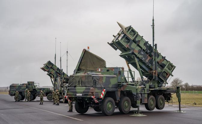 Patriot и Tomahawk от Ford и GM: зачем Трамп привлекает автогигантов к производству оружия