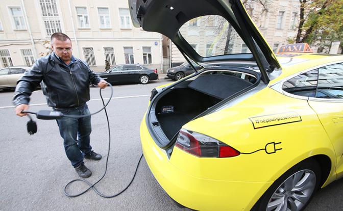 Депутаты ждут Tesla с зелёным огоньком в России. "Электрички"-такси хотят вывести из-под закона