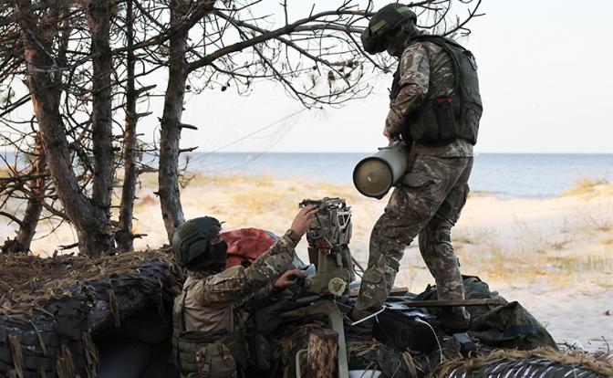 На фото: военнослужащие противотанкового подразделения 52-й артиллерийской бригады ВДВ в зоне СВО на территории Кинбурнской косы.