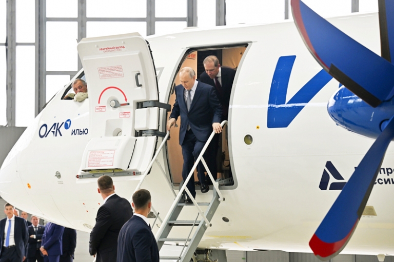На фото: президент РФ Владимир Путин осматривает самолет во время посещения летно-исследовательского института имени М.М.Громова.
