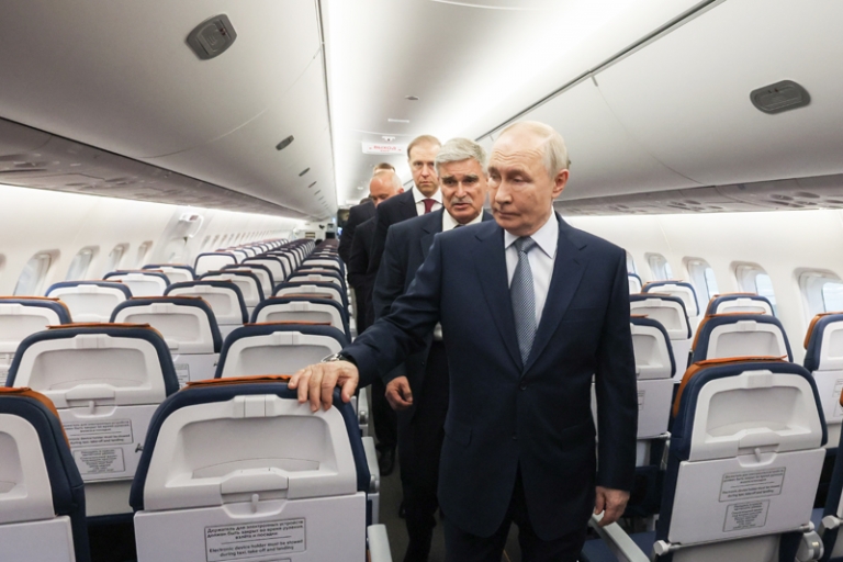 На фото: президент РФ Владимир Путин осматривает самолет Sukhoi Superjet 100 во время посещения летно-исследовательского института имени М.М.Громова. 