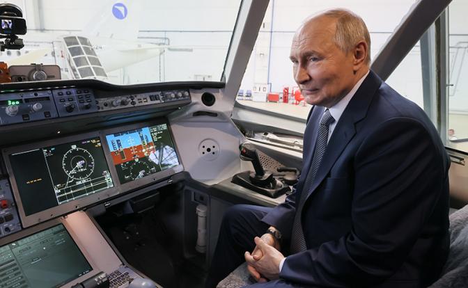 На фото: президент РФ Владимир Путин в кабине самолета МС-21 во время посещения летно-исследовательского института имени М.М.Громова.