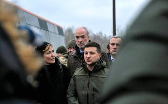 На фото: Владимир Зеленский и французский посол в Польше Этьен де Понсон.