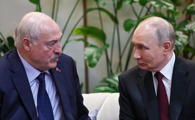 На фото: президент РФ Владимир Путин и президент Белоруссии Александр Лукашенко (справа налево) во время встречи