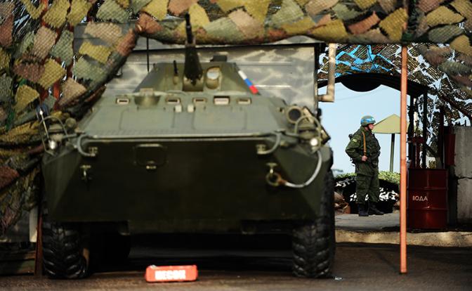 На фото: военная техника на миротворческом посту на мосту через Днестр. Архивное фото.