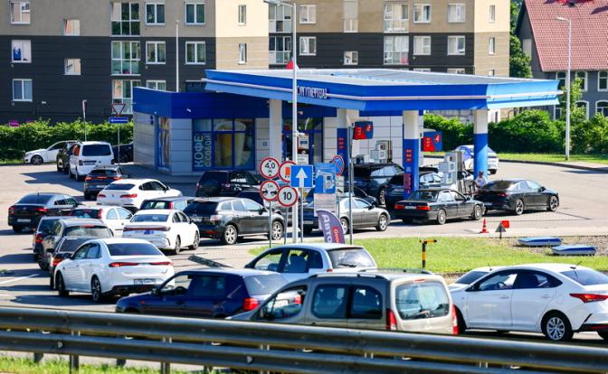 На фото: очередь автомобилей на АЗС "Сургутнефтегаз" в Калининграде.