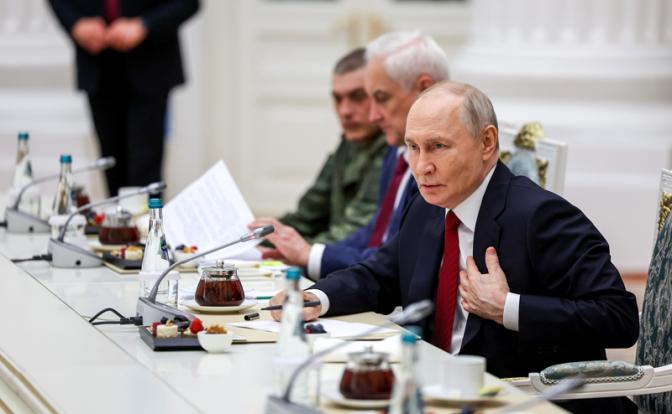 На фото (справа налево): президент России Владимир Путин и министр обороны РФ Андрей Белоусов во время встречи с военнослужащими,