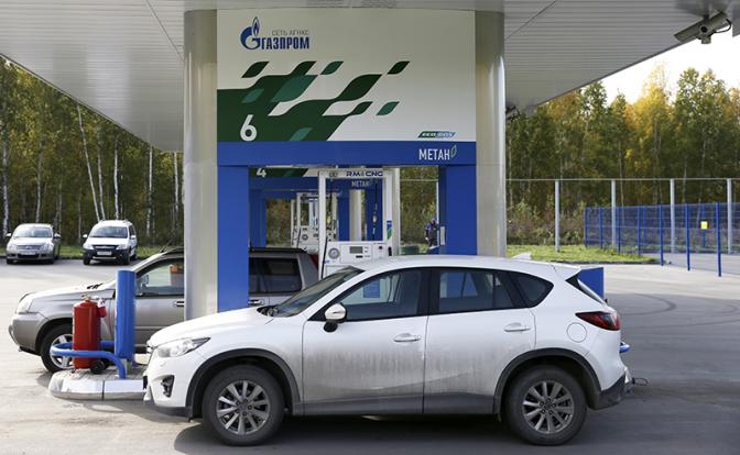 На автомобильной газозаправочной станции "Газпром".