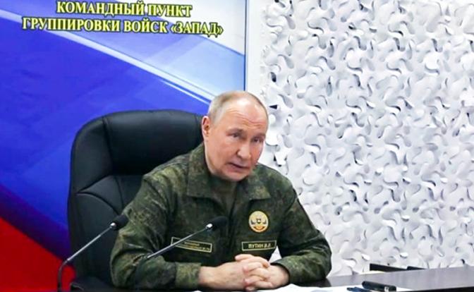 На фото: президент РФ Владимир Путин во время совещания в одном из командных пунктов группировки "Запад".