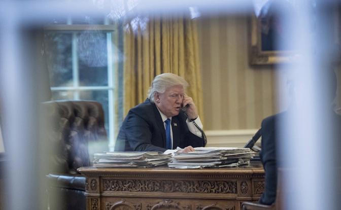 На фото: президент США Д. Трамп проводит телефонный разговор с президентом РФ В. Путиным