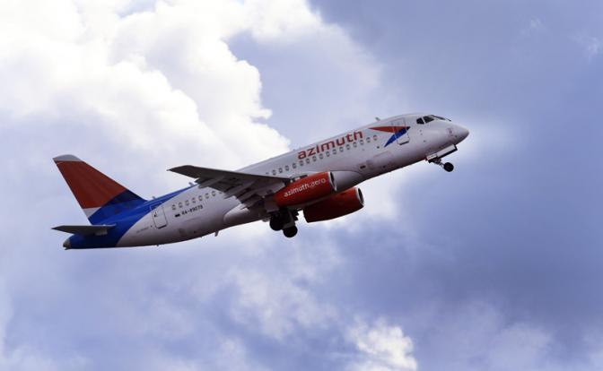 На фото: самолет Sukhoi Superjet 100 авиакомпании "Азимут"