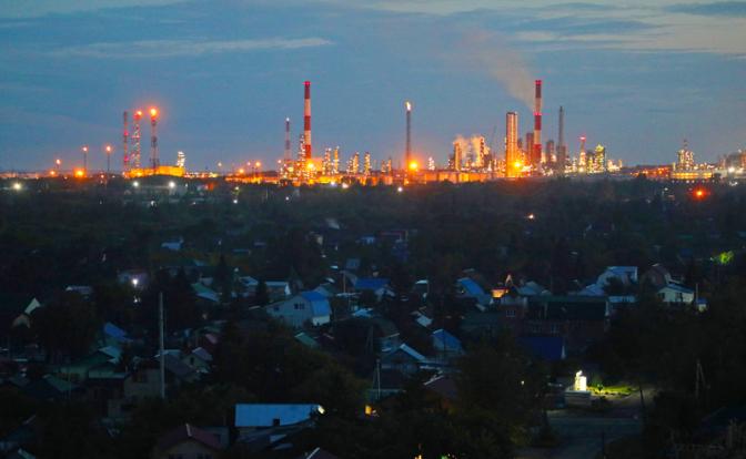 На фото: вид на завод АО "Газпромнефть-Омский НПЗ".