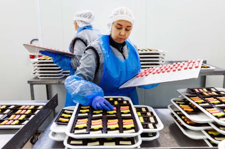 На фото: производство марципановой продукции на фабрике Pomatti в индустриальном парке "Храброво". Кондитерская фабрика Pomatti (ООО "Поматти") - крупнейший производитель марципана и шоколада в России, выпускающий более 100 наименований сладостей.
